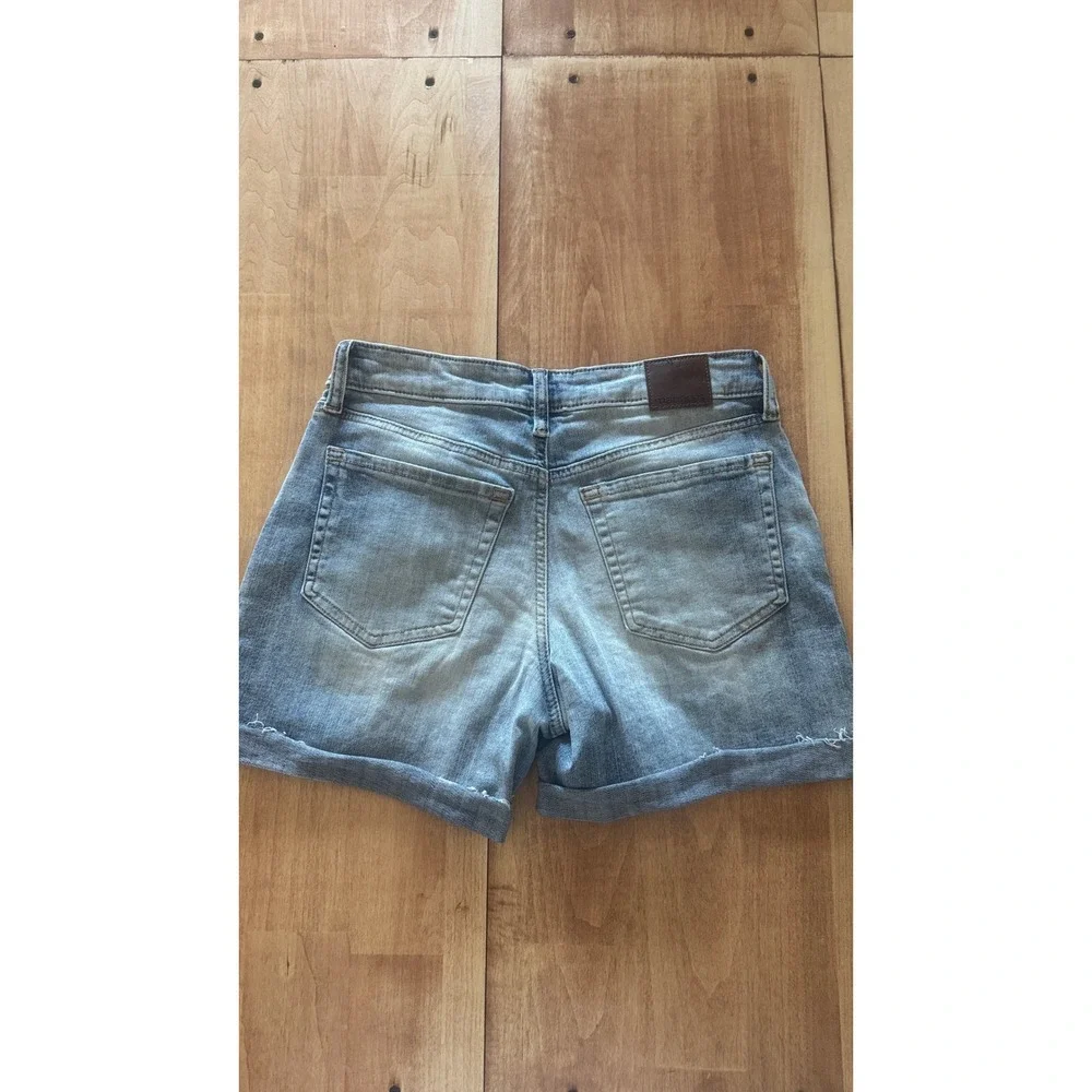 Maurices Womens Light Wash Distressed Denim‎ Shorts Ripped Cuffed Size 2